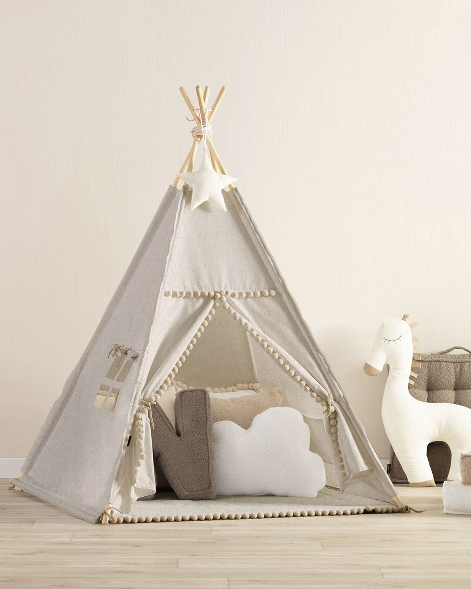 Tipi avec pompons couleur beige