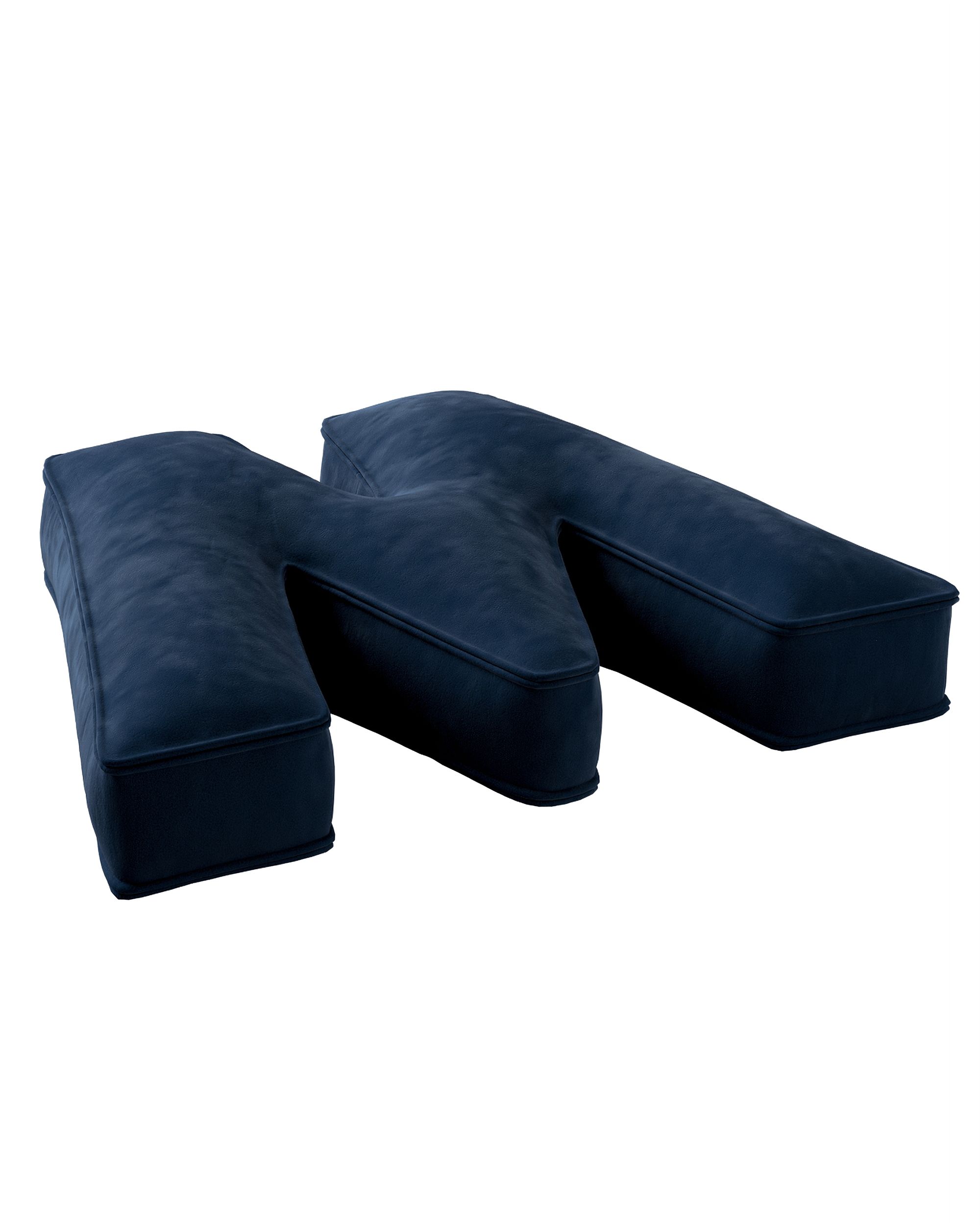 Coussins lettre W couleur bleu marine tissu brillant, velours (hover)