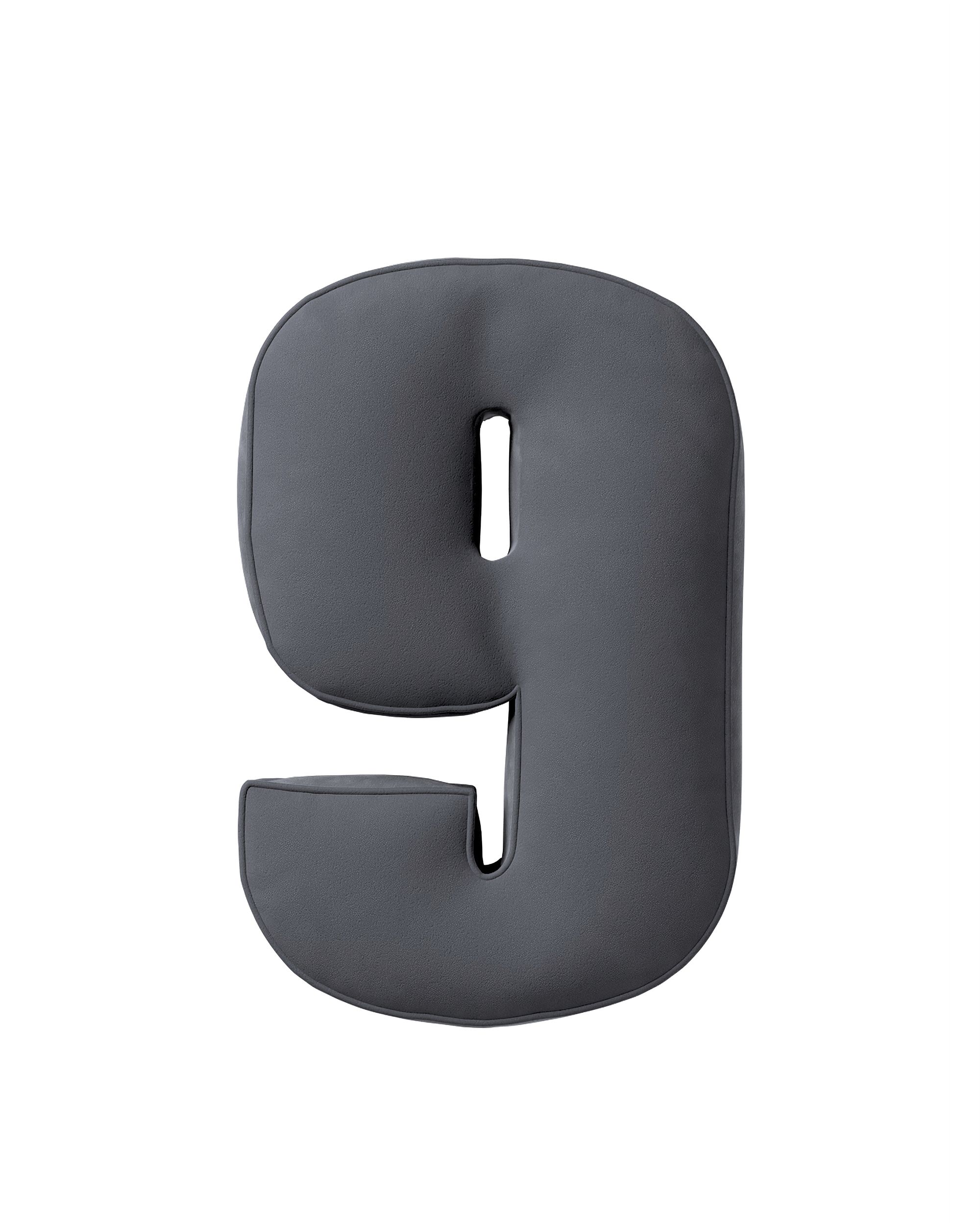 Coussin en forme du chiffre 9 couleur gris tissu brillant, velours