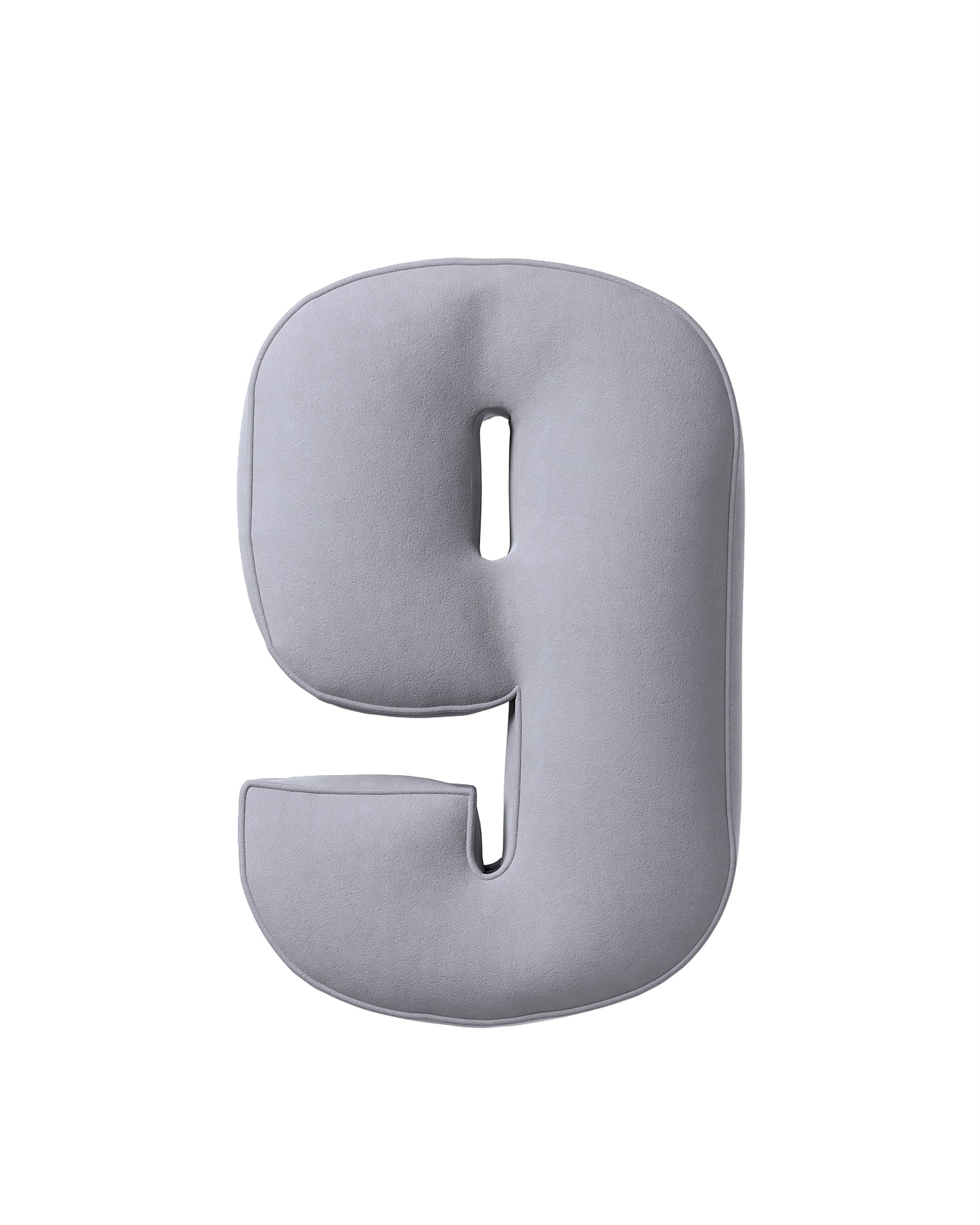 Coussin en forme du chiffre 9 couleur gris tissu brillant, velours