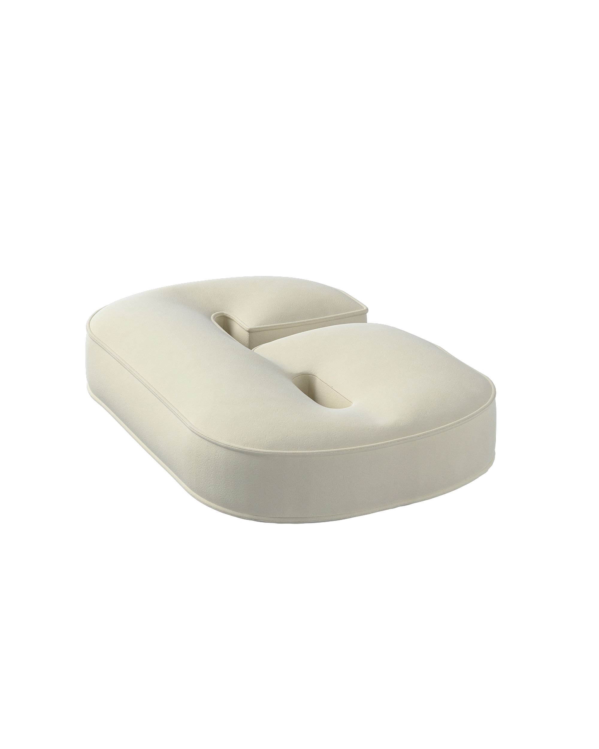 Coussin en forme du chiffre 9 couleur crème tissu brillant, velours (hover)