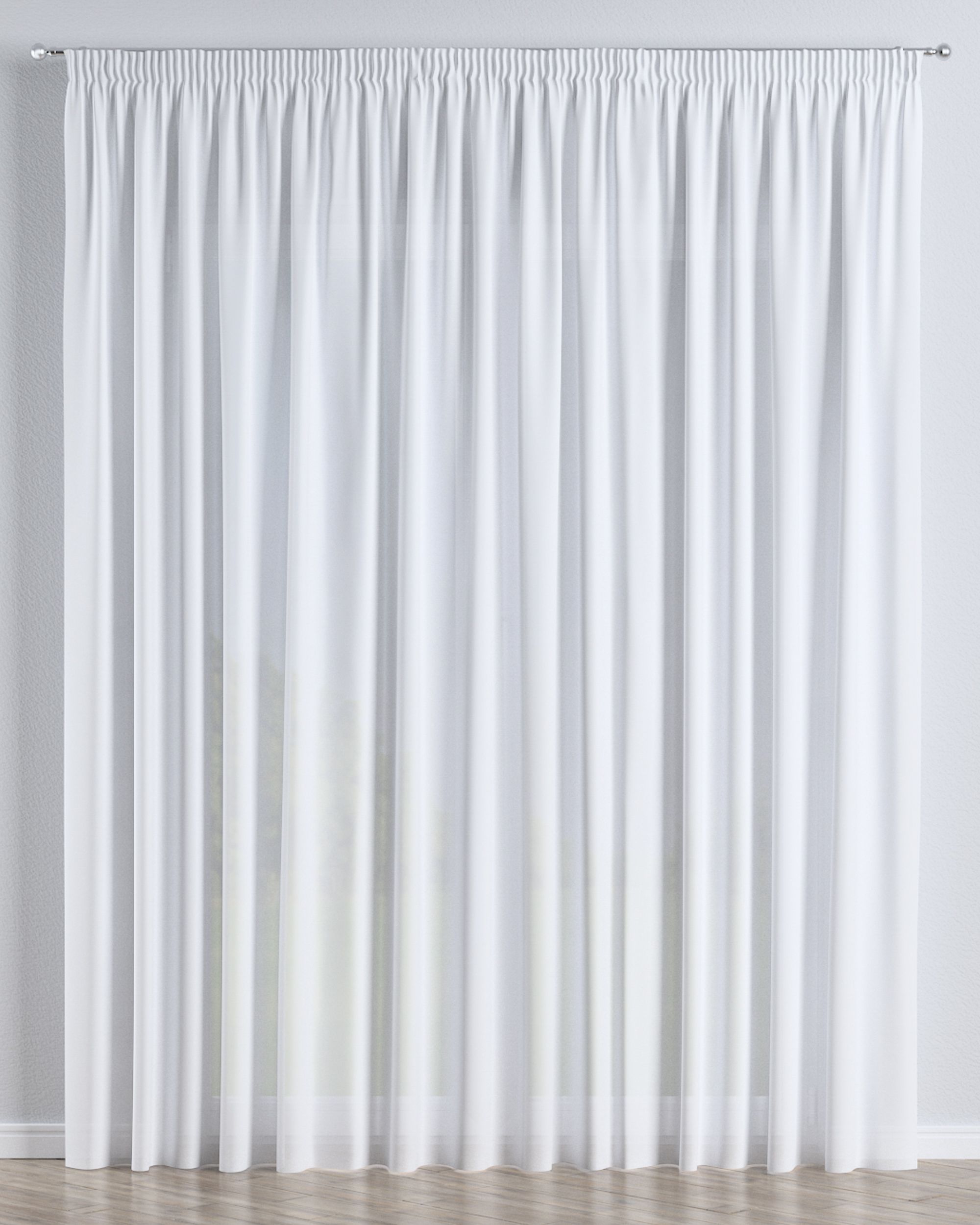 Rideaux en voile sur le ruban fronceur couleur blanc tissu semi-transparent, tresse