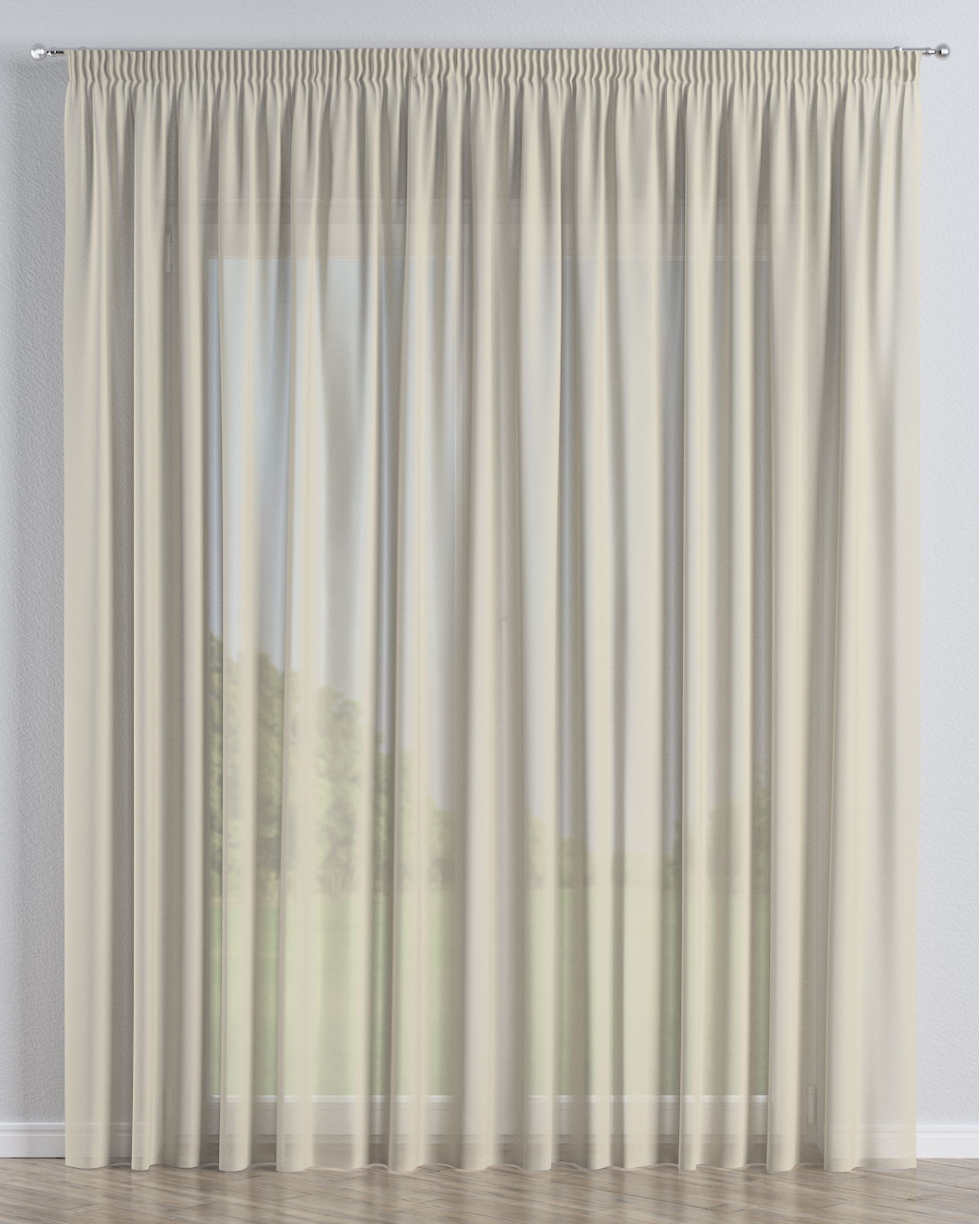 Rideaux en voile sur le ruban fronceur couleur beige tissu semi-transparent, tresse