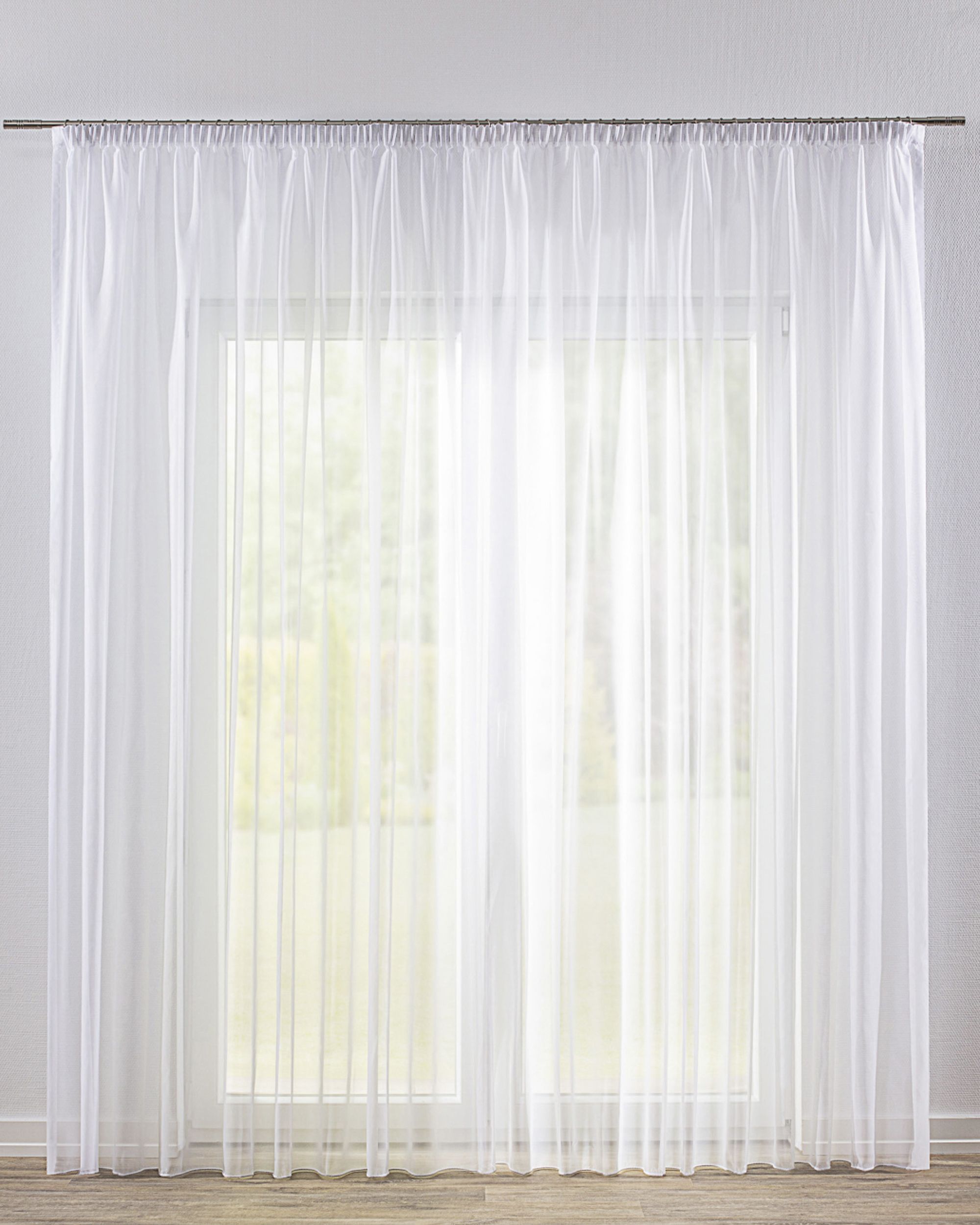 Rideaux en voile sur le ruban fronceur couleur blanc tissu semi-transparent, brillant